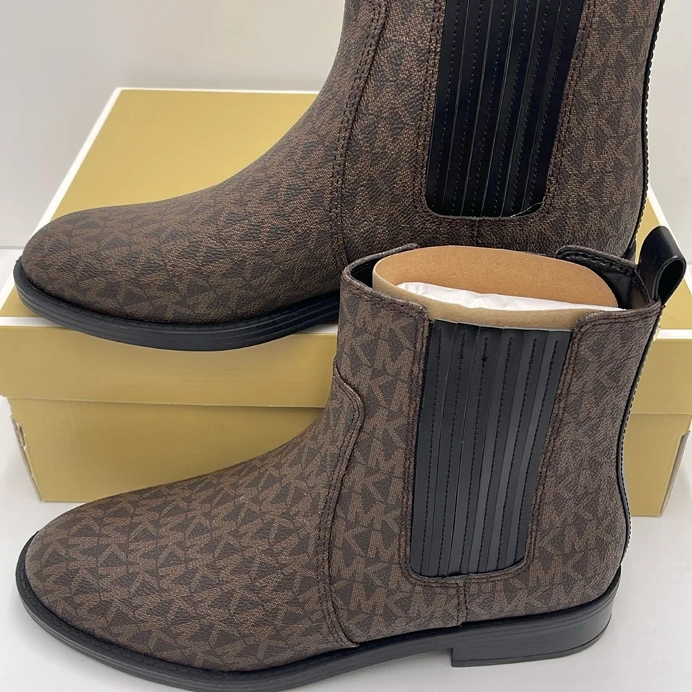 Michael Kors ELLA FLAT BOOTIE MK SIG SM
49F4ELFE5B
BROWN - Picture 2 of 16